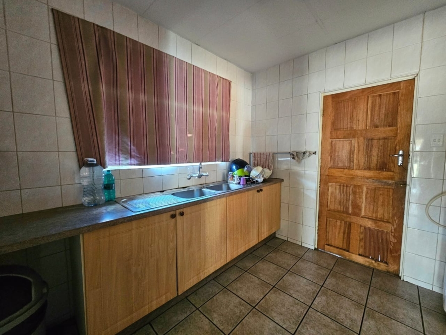5 Bedroom Property for Sale in Kannoniers Park North West